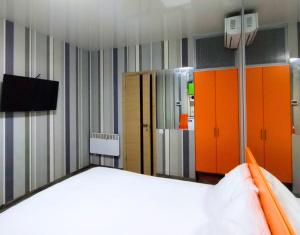 Безпечні апартаменти на цокольному поверсі біля метро