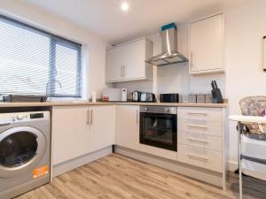 Spacious 4BR Home w Smart TVs Driveway Parking Pass the Keys