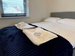 Spacious 4BR Home w Smart TVs Driveway Parking Pass the Keys