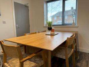 Spacious 4BR Home w Smart TVs Driveway Parking Pass the Keys