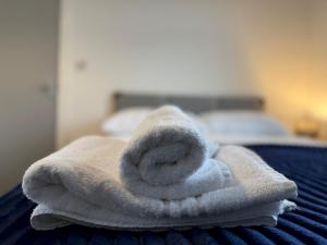 Spacious 4BR Home w Smart TVs Driveway Parking Pass the Keys