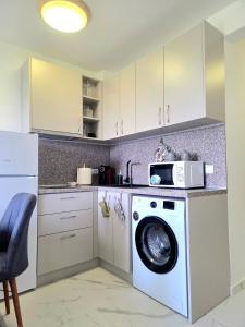 Modern Studio in Shartrez, Shkorpilovsti