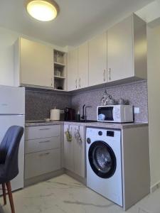 Modern Studio in Shartrez, Shkorpilovsti