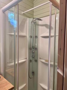 Maisons d'hotes Bleu de Provence, chambre prive, jardin & jacuzzi : photos des chambres