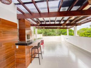 Aptos com 1 quarto, próximo a praia de Taperpuã, com àrea de churrasco compartilhada.