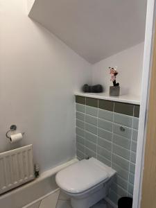 Modern 3-Bed Townhouse & Balcony