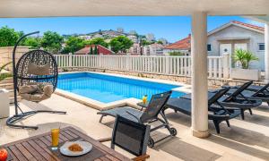 Modern spacious Villa, 36 sqm Pool, 70m to beach - Villa Mediteran