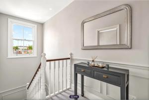 Elegant Chelsea Living - 3 Bedroom Apartment