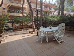 Apartamento con terraza a metros de la playa y zona comercial, ideal familiar - Costa Brava - ES-209-68