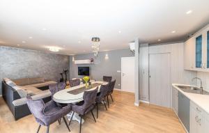 4 Bedroom Awesome Apartment In Stobrec