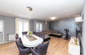 4 Bedroom Awesome Apartment In Stobrec 