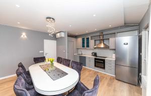 4 Bedroom Awesome Apartment In Stobrec