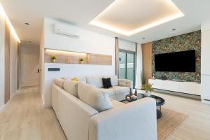 Home2Book Stylish Beachfront Escape