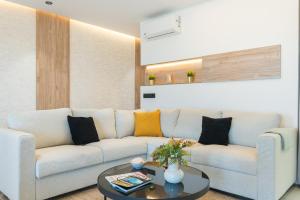 Home2Book Stylish Beachfront Escape