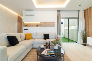 Home2Book Stylish Beachfront Escape