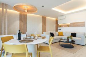 Home2Book Stylish Beachfront Escape