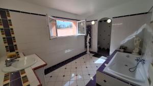 Maisons de vacances Villa Sylvana in Provence-Huge Garden, AC and Terrace : photos des chambres