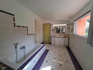 Maisons de vacances Villa Sylvana in Provence-Huge Garden, AC and Terrace : photos des chambres