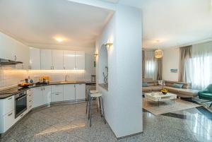 Modern spacious Villa, 36 sqm Pool, 70m to beach - Villa Mediteran