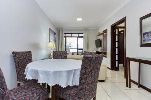 964 - Apartamento com vista para o mar, localizado na Avenida da praia do Centro de Bombinhas - 1 Vaga na Garagem