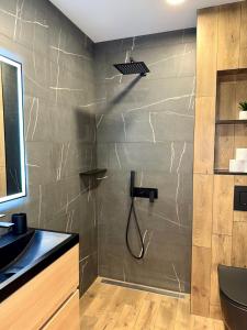 Selena Apartment 50m to Metro with Free Parking