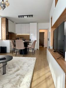 Selena Apartment 50m to Metro with Free Parking