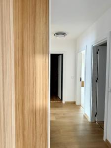 Selena Apartment 50m to Metro with Free Parking