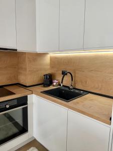 Selena Apartment 50m to Metro with Free Parking