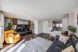 London Suburb Home Sleeps 7 - Great Connections