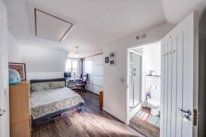 London Suburb Home Sleeps 7 - Great Connections