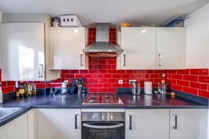 London Suburb Home Sleeps 7 - Great Connections