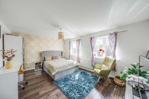 London Suburb Home Sleeps 7 - Great Connections