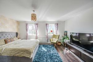 London Suburb Home Sleeps 7 - Great Connections