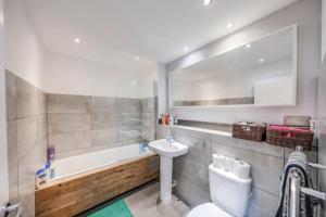 London Suburb Home Sleeps 7 - Great Connections