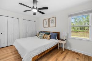 Comforting Lakeside Retreat in Gated Community