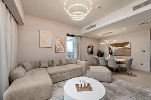 Burj View Stylish 3BR with Maids Room in Act One Tower Downtown