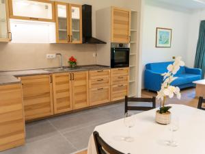 Apartment Wohnung Garten 2 Seeblick by Interhome