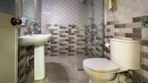 Luxury Giza pyramids view & jacuzzi