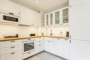 National Stadium Sunny Apartment by BookingHost