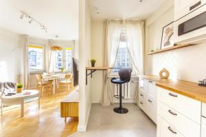 National Stadium Sunny Apartment by BookingHost