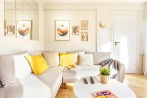 National Stadium Sunny Apartment by BookingHost