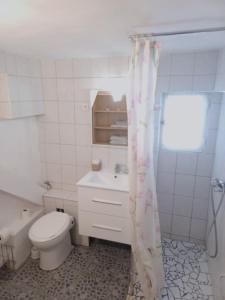 Appartements Apartment with garden and pool : photos des chambres