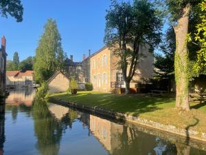 Maisons de vacances Le Douze, au bord de la riviere : Maison 2 Chambres