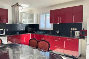 Maisons de vacances Beautiful House With Terrace Garden And Wi Fi : photos des chambres