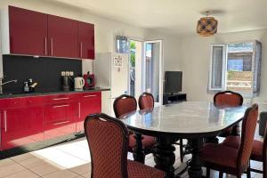 Maisons de vacances Beautiful House With Terrace Garden And Wi Fi : photos des chambres