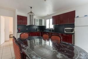 Maisons de vacances Beautiful House With Terrace Garden And Wi Fi : photos des chambres