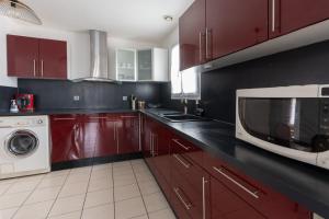 Maisons de vacances Beautiful House With Terrace Garden And Wi Fi : photos des chambres