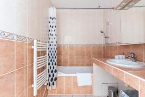 Maisons de vacances Beautiful House With Terrace Garden And Wi Fi : photos des chambres