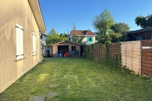Maisons de vacances Beautiful House With Terrace Garden And Wi Fi : photos des chambres
