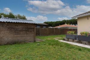 Maisons de vacances Beautiful House With Terrace Garden And Wi Fi : photos des chambres